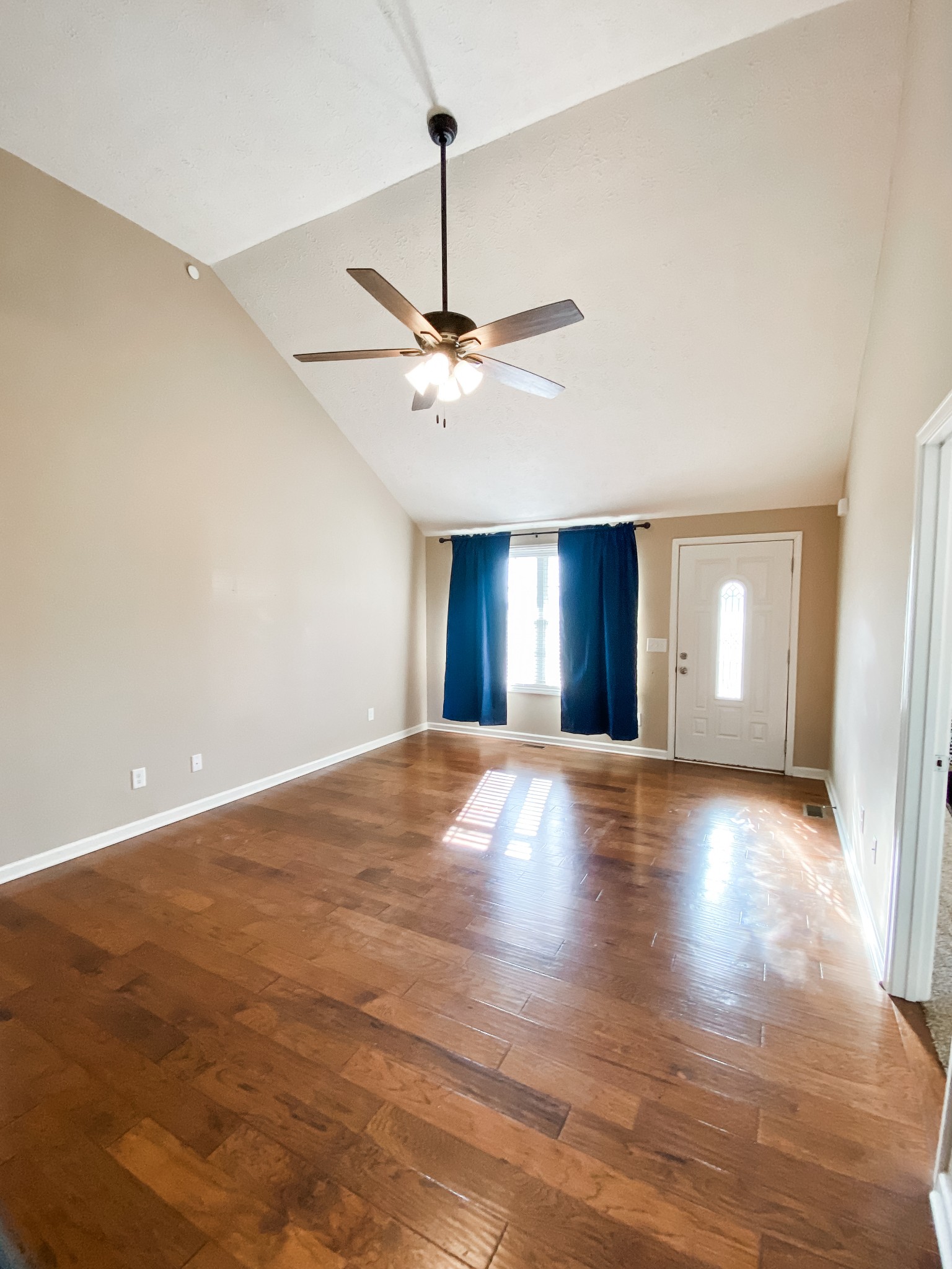 By submitting this image to Realtracs Inc, the User grants to Realtracs Inc an unrestricted license to use the image in compilations of properties and in other ways authorized by the Board of Directors.