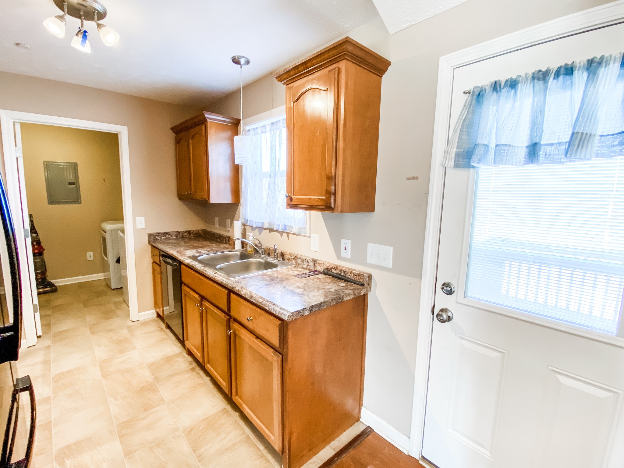 By submitting this image to Realtracs Inc, the User grants to Realtracs Inc an unrestricted license to use the image in compilations of properties and in other ways authorized by the Board of Directors.